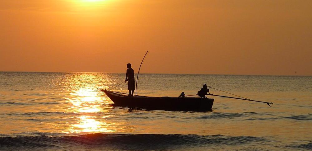 Urlaubsstimmung Thailand - Fischer bei Sonnenuntergang 