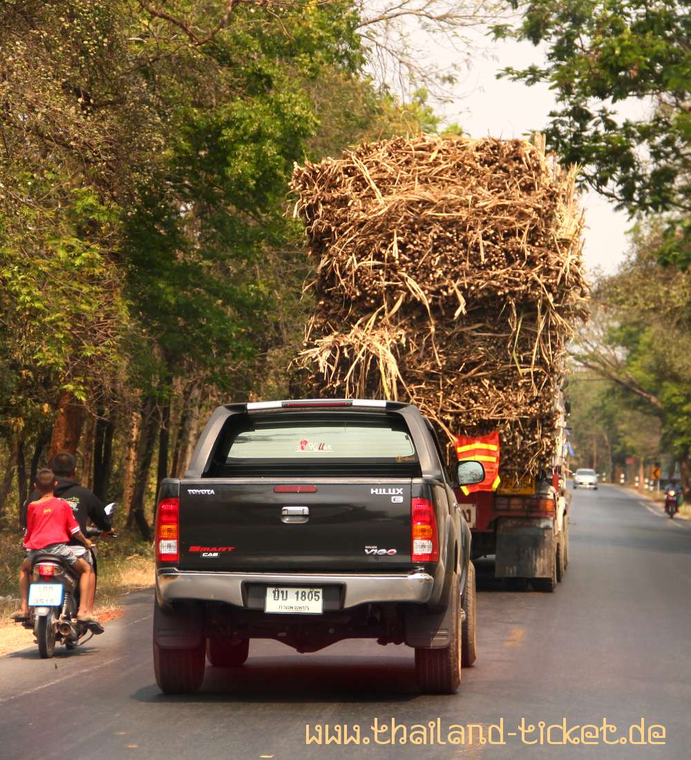 Foto: Riskantes Autofahren in Thailand