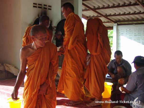 Foto: Buddhistische Thai Mnche beim Gebet