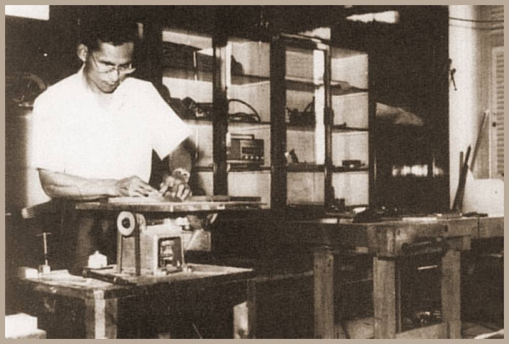 Knig Bhumibol Adulyadej in einer Werkstatt