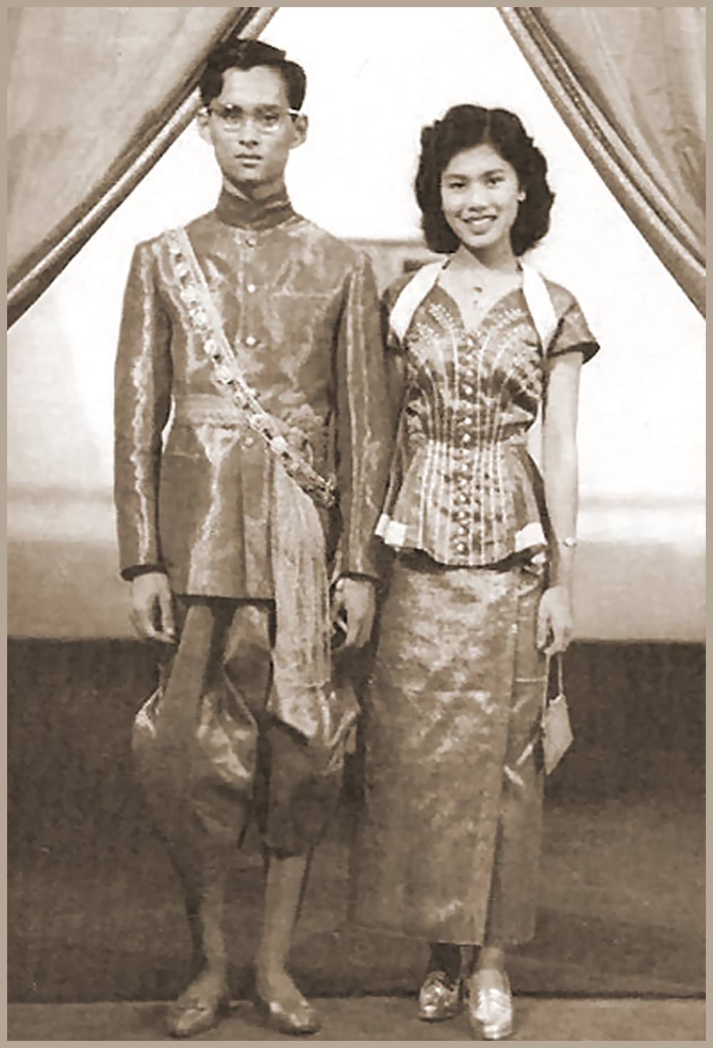 Knig Bhumibol Adulyadej und Knigin Sirikit in traditioneller thailndischer Tracht