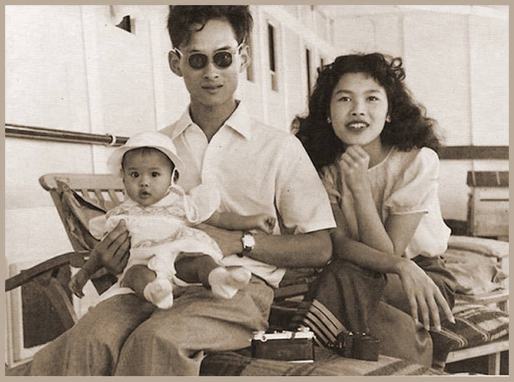 Das Knigspaar mit mit ihren Kind Kronprinz Vajiralongkorn (geboren 1952)