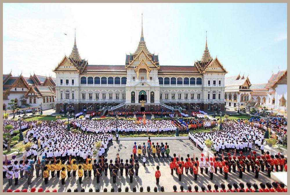 Parade am Knigspalast in Bangkok