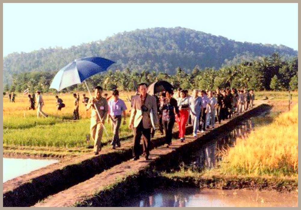Knig Bhumibol bei Reisfarmern in Udon Thani