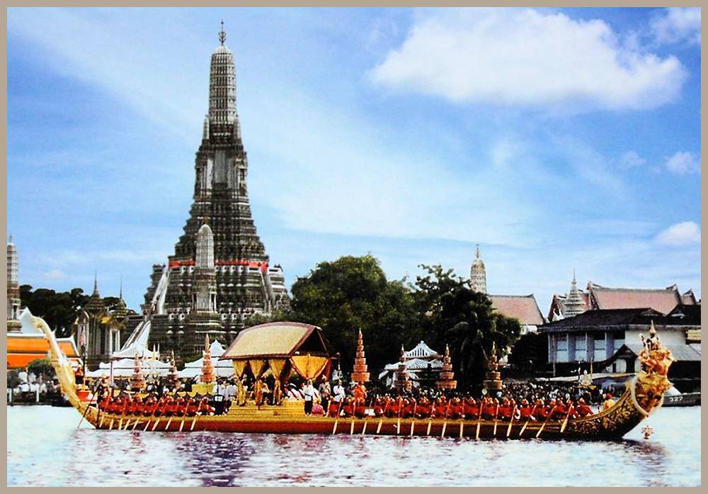 Knigliche Barke auf dem Chayo Praya Fluss in Bangkok