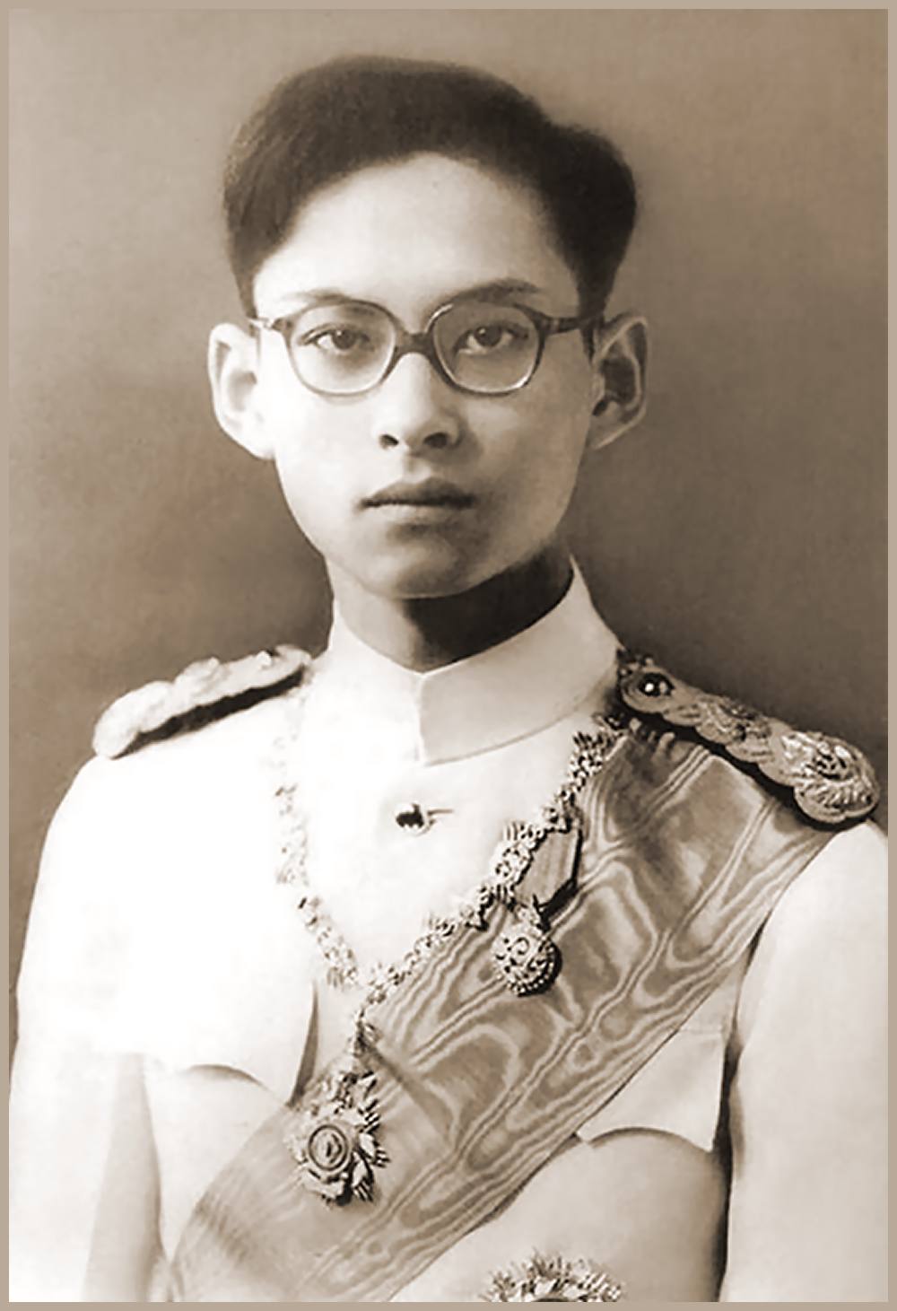 Knig Bhumibol als Jugendlicher in Offiziersuniform