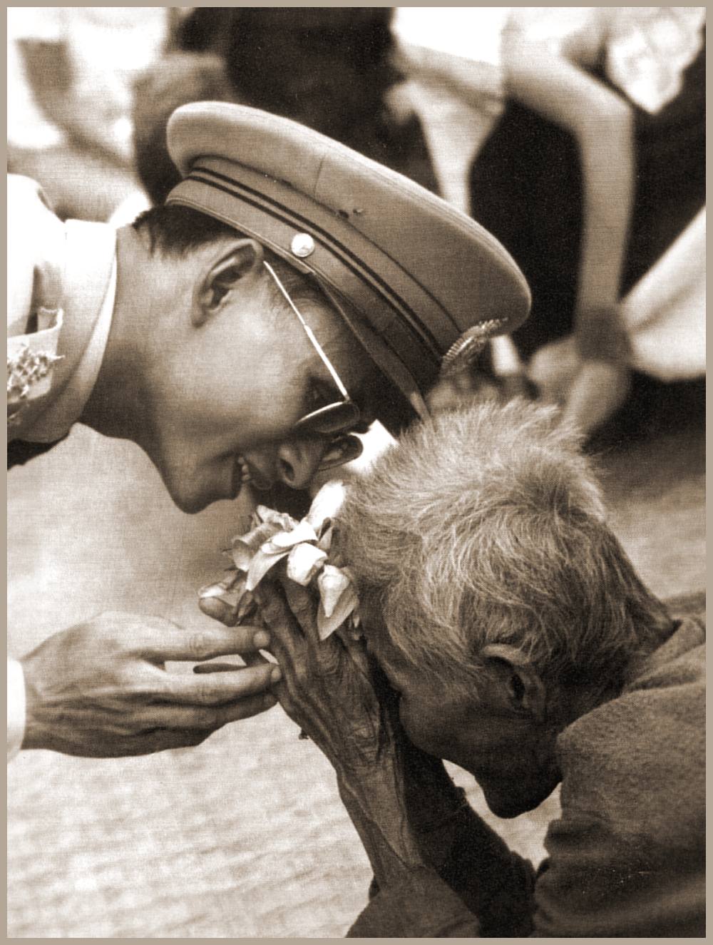 Berhmtes Foto: Der Monarch mit alter Frau