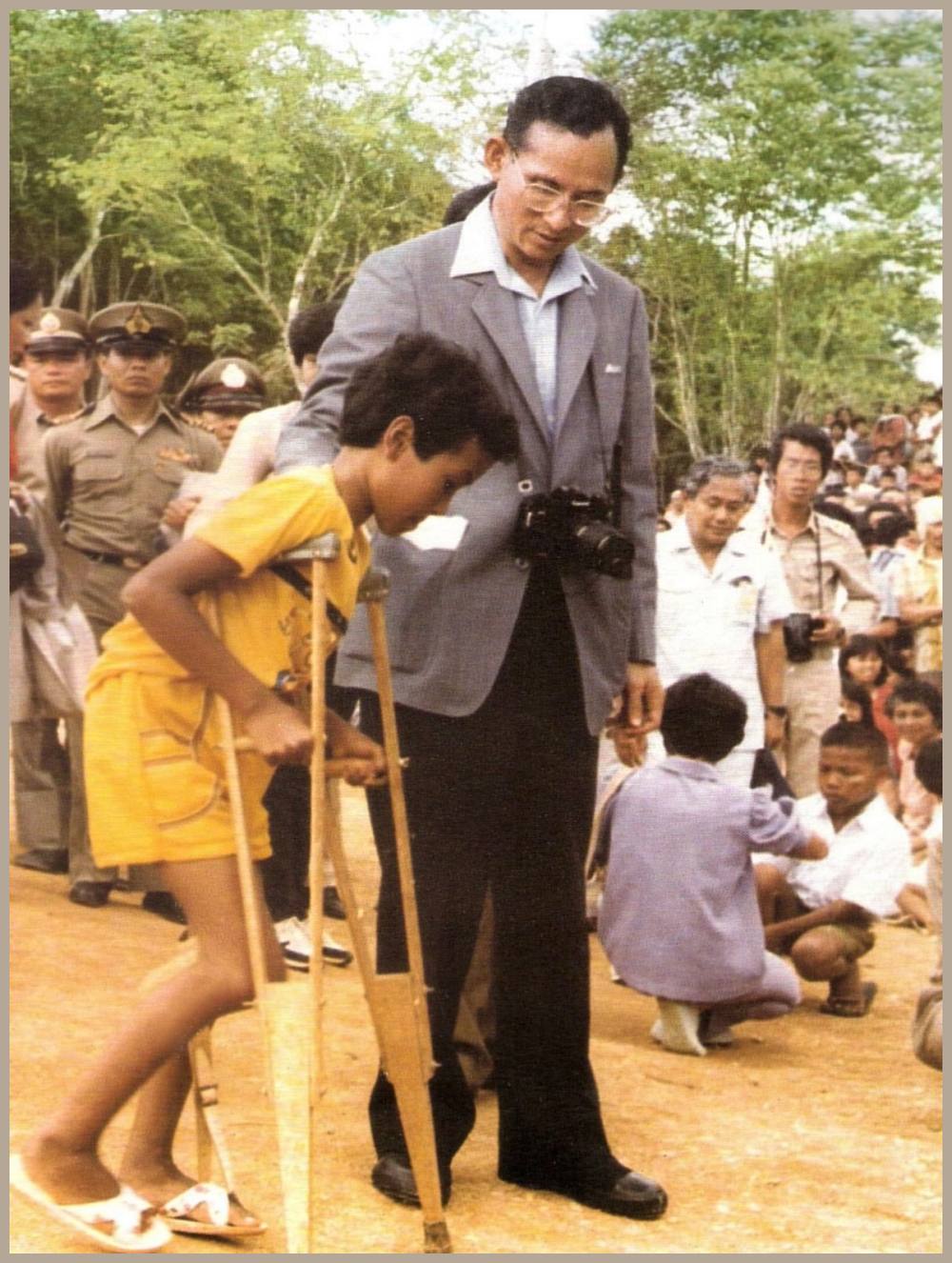 Knig Bhumibol bei behinderten Kindern