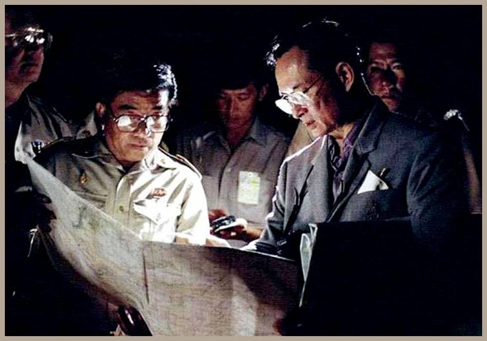 Knig Bhumibol mit Ingeneuren