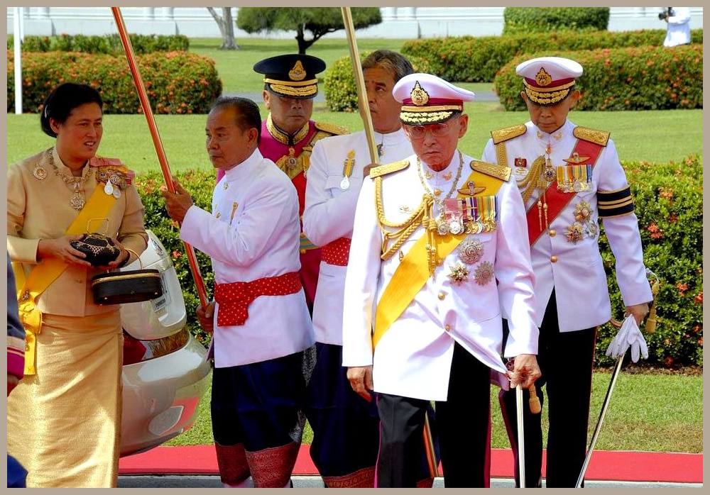 Knig Bhumibol in Paradeuniform