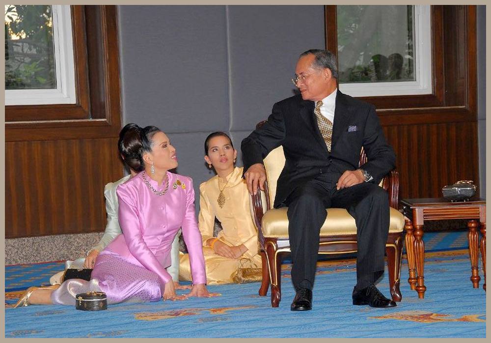 Knig Bhumibol mit seinen Tchtern