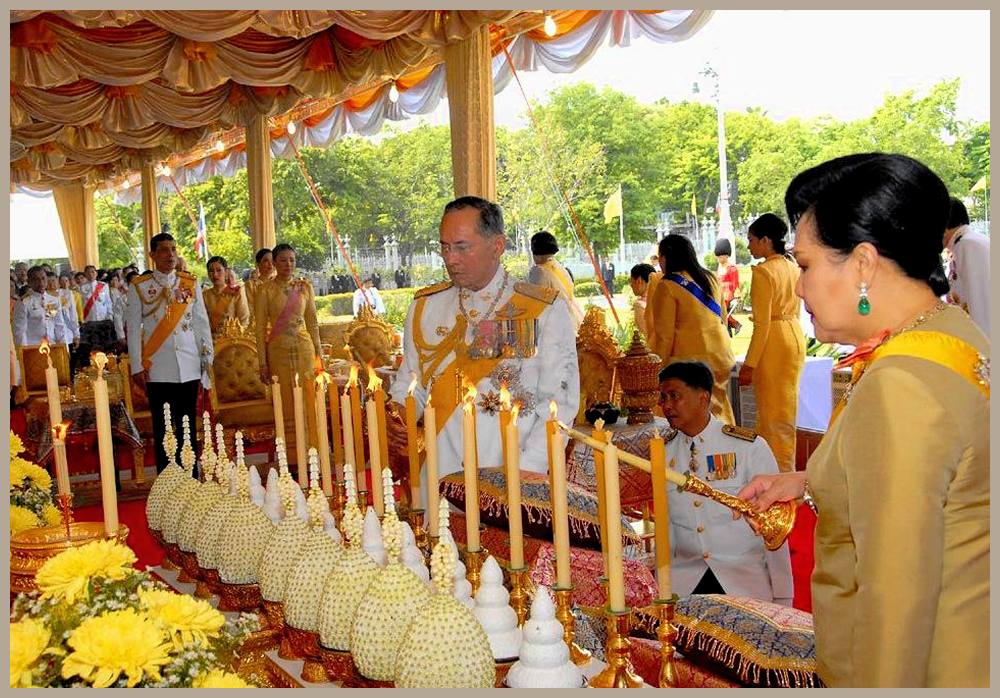 Knig Bhumibol und Knigin Sirikit bei buddistischen Ritual