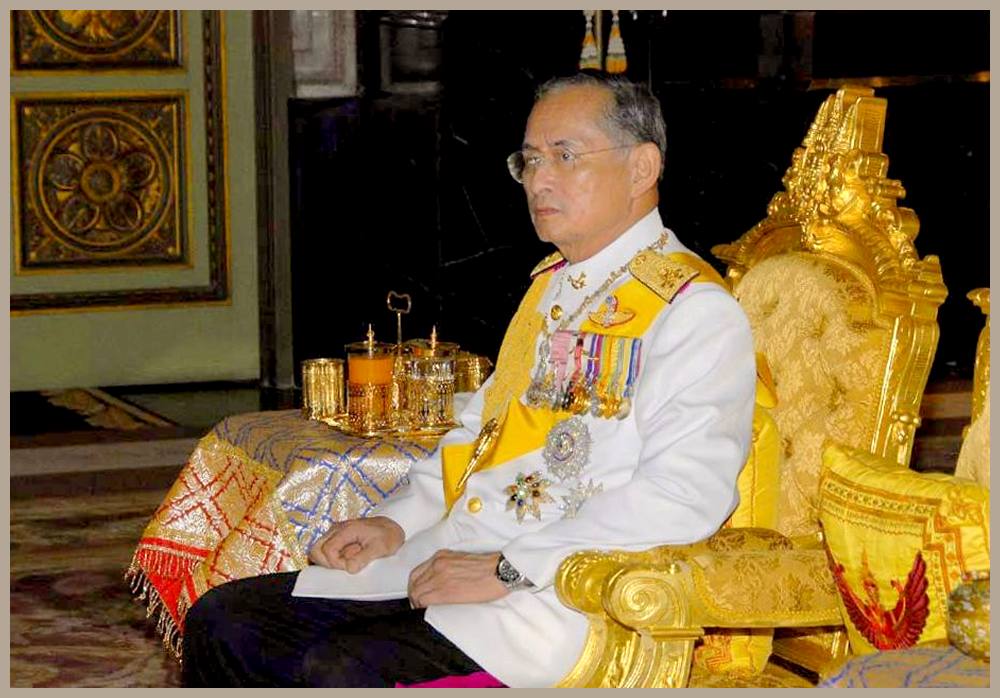 Knig Bhumibol bei einer Audienz im Palast