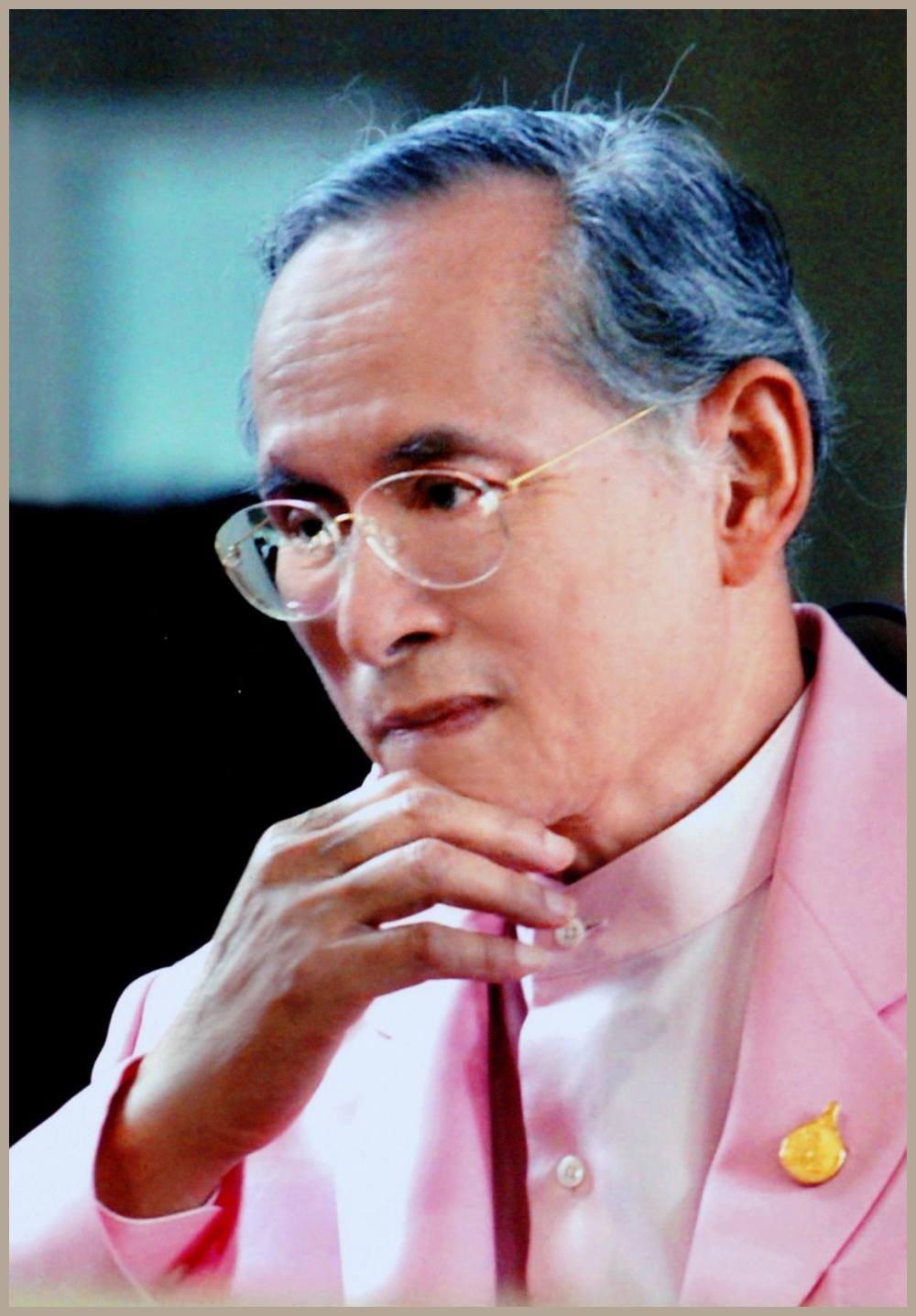 Knig Bhumibol im nachdenklicher Pose