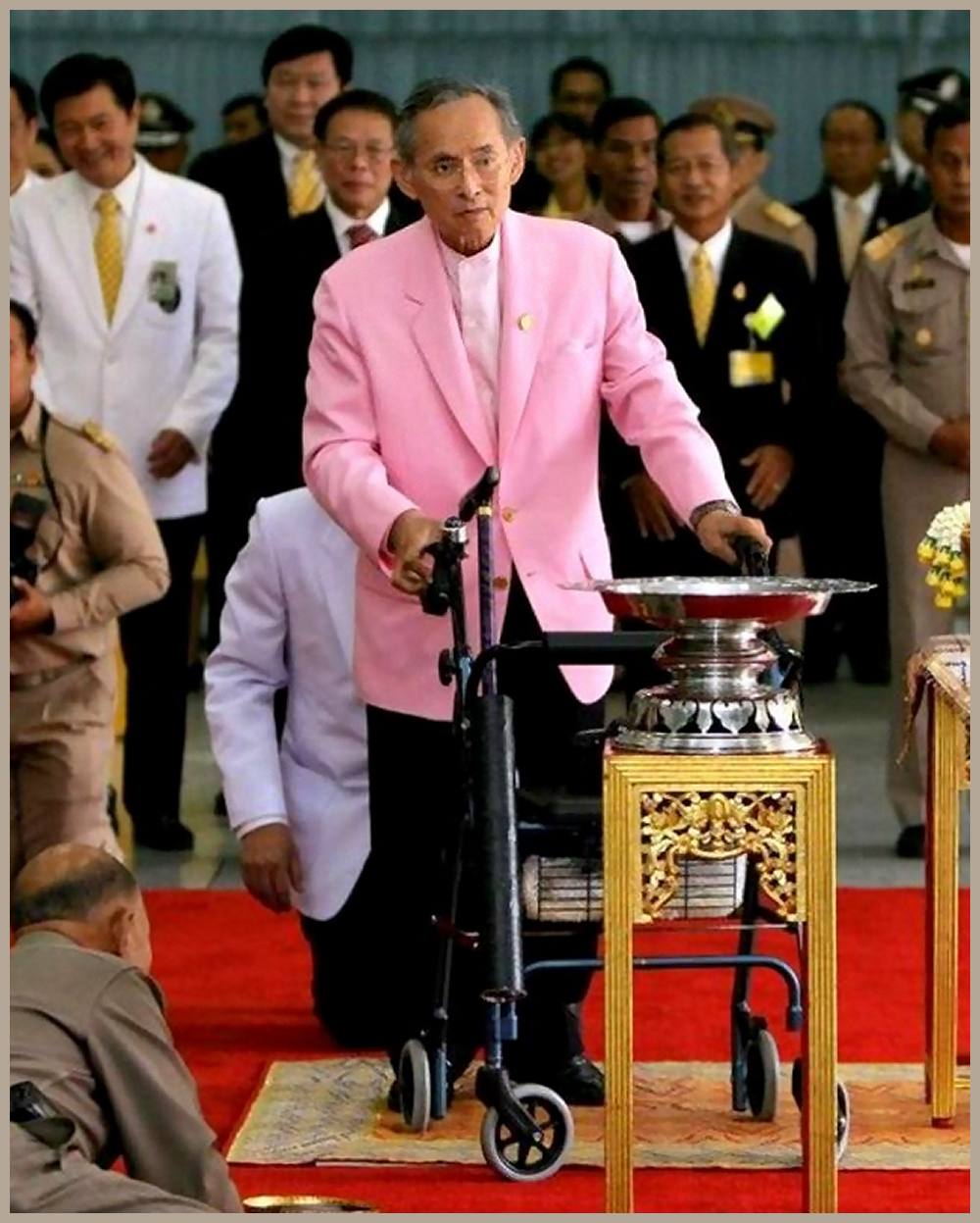 Knig Bhumibol von Kranheit gezeichnet (2015)